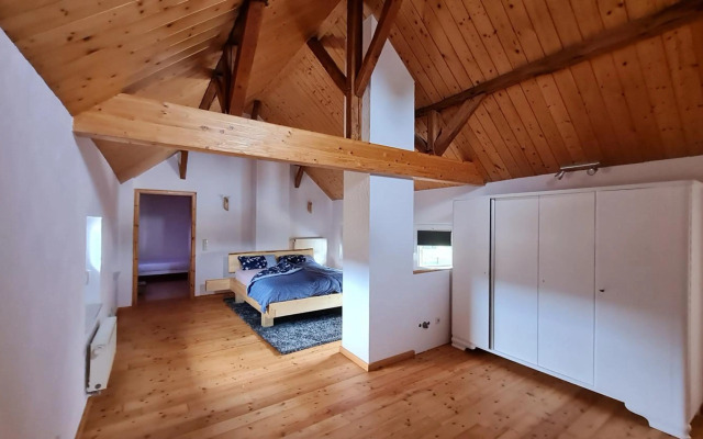 Eifelhof mit Obstbaumwiese