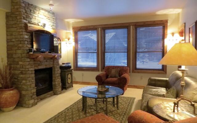 Black Bear Lodge by CB Lodging