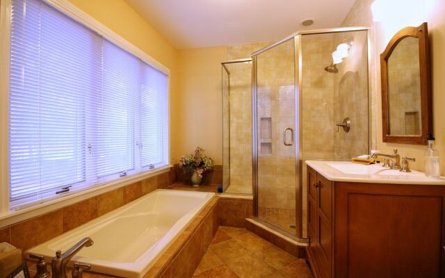 Tudor Oaks Inn