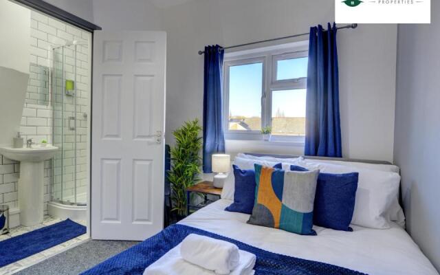 5 Bedroom - 5 Bathroom House By Passionfruitproperties close to Coventry City Centre with Free Wi-fi and garden - 34HRC