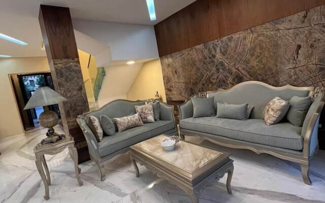 Villa In Beverly Hills With Garden