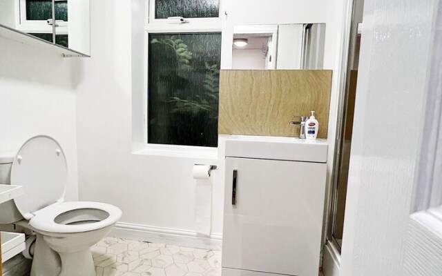 Impeccable 4-bed House in Manchester