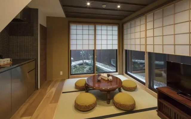 Higashiyama Sanjo Shirakawaan