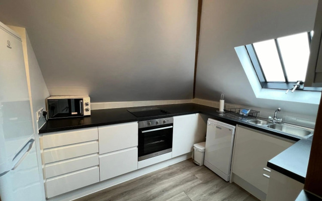 Delightful 1 bedroom Split-Level Apt in Glastonbury Town Centre