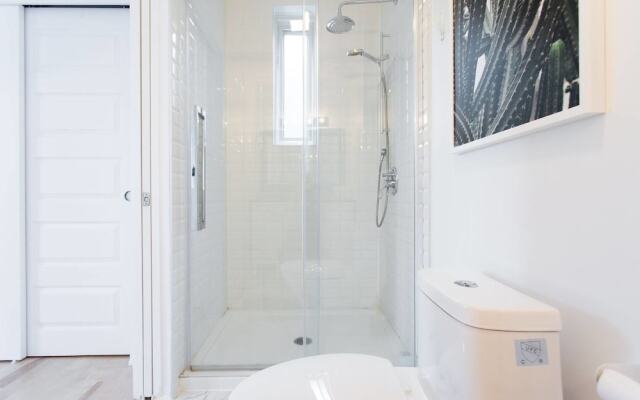 Stylish & Unique 3 Bdr Flat With Parking!