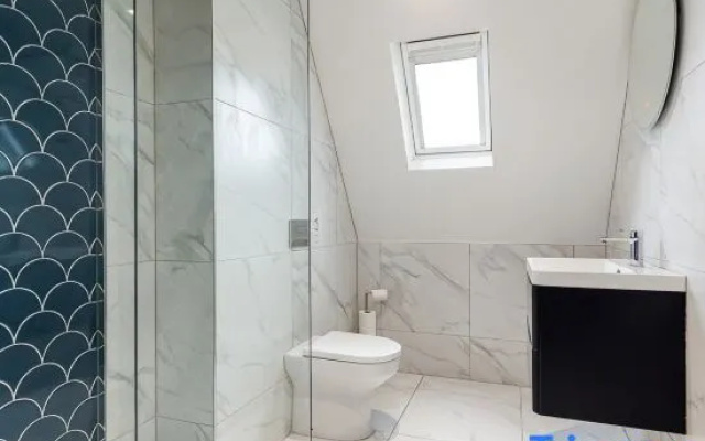 Luxurious 2-Bed Apt w/ Stunning Sea View & Parking
