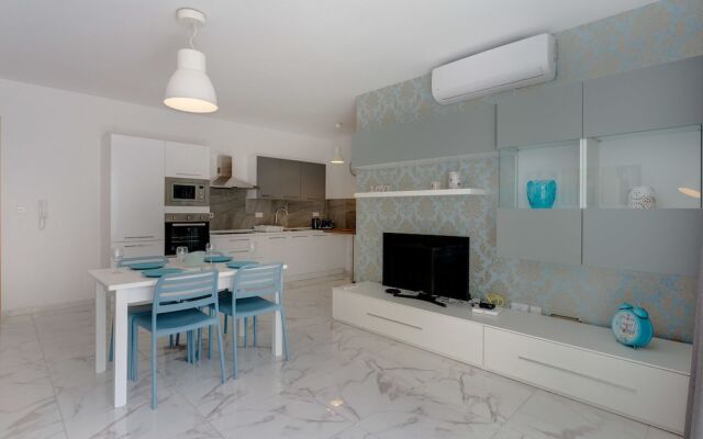 Luxury 2 Bedroom Apartment by the Sea