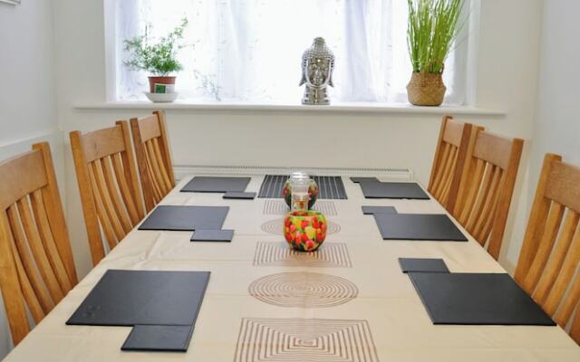 5 Bed Family Home Greater London, Free Parking