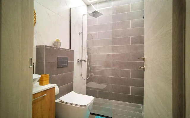 Eagles Nest- 2BR stylish, free park, Netflix