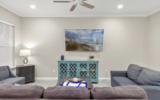 Spacious 4-bed, 3-bath Beach House Sleeps 12 for the Perfect Getaway