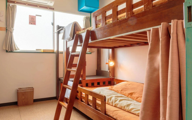 J-Hoppers Osaka Guesthouse