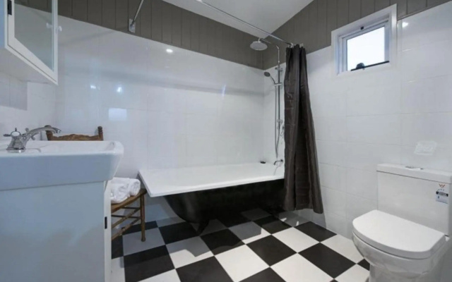 The Radford Couples Cottage Heart of Stanthorpe – Bathroom – Stanthorpe