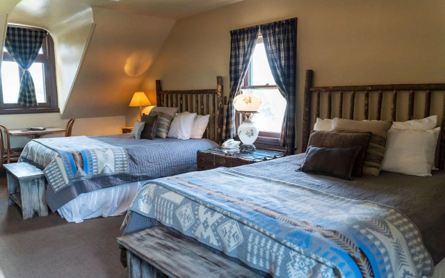 Sheridan Inn, B/W Signature Collection