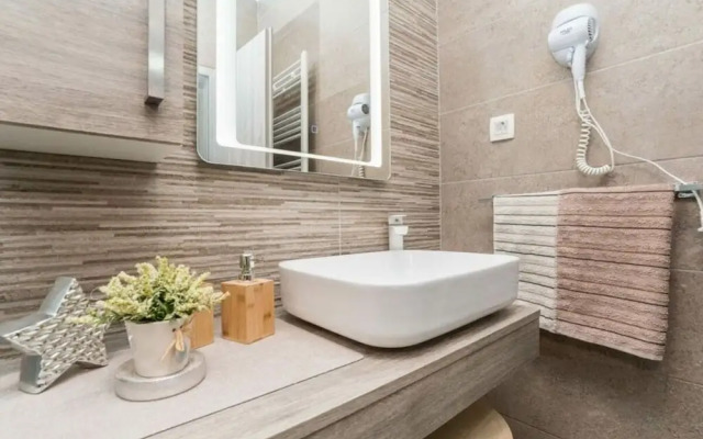 Nicoll With Pool, 50 m From the Beach