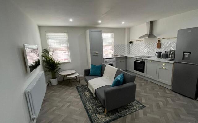 Town centre property with parking/100m from castle