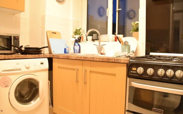 4 Bedroom Apartment in Kilburn With Private Balcony