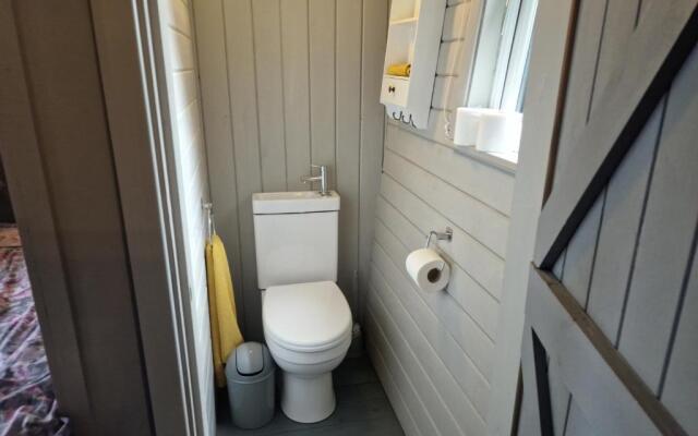 Glamping Hut - Riverside 2