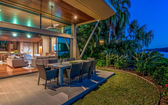 Yacht Club Villas
