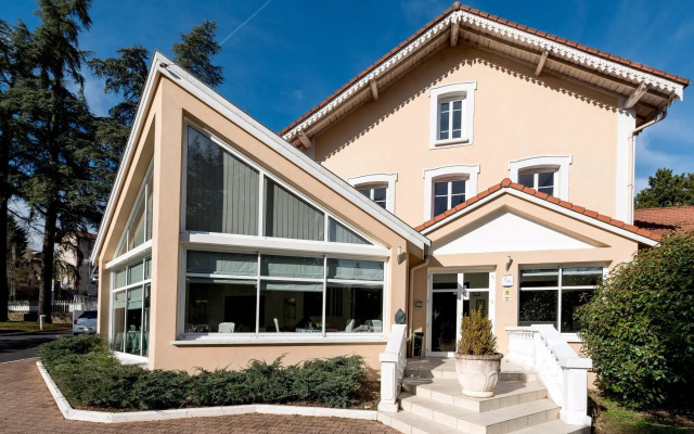 Logis Hotel les Cedres Bleus