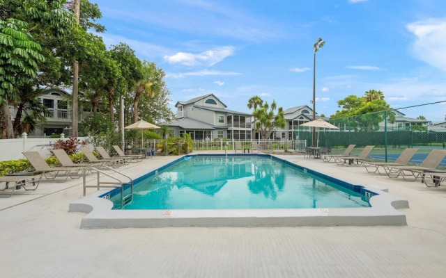 Siesta Bayside Pretty Fountain View