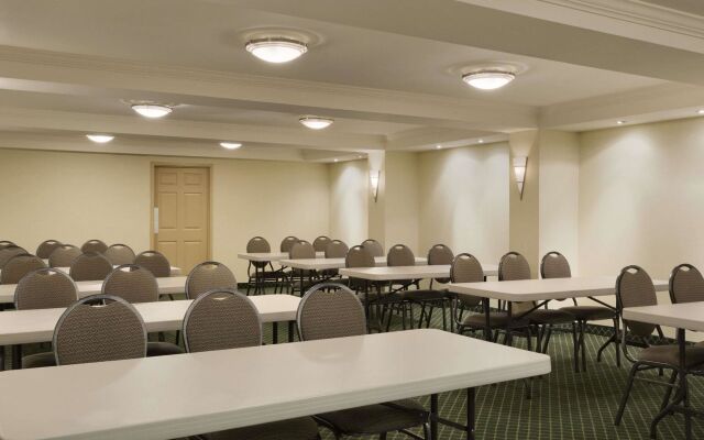 Days Inn by Wyndham Toronto East Beaches