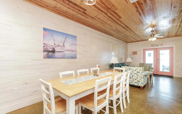 Resort Pool & Pet Friendly Sleeps 9