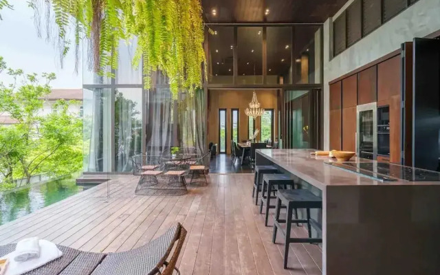 Luxury Pool Villa With Jacuzzi & Lift by Thonglor