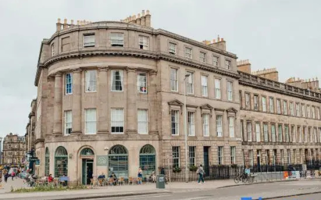 Modern central 2 bedroom apartment with parking
