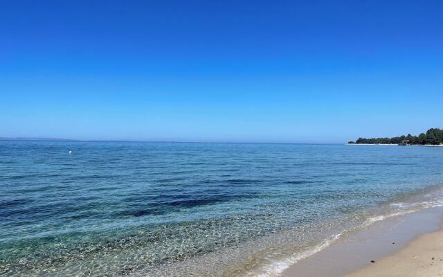 Cozy Beachfront Maisonette Offers Panoramic Views of Sea!