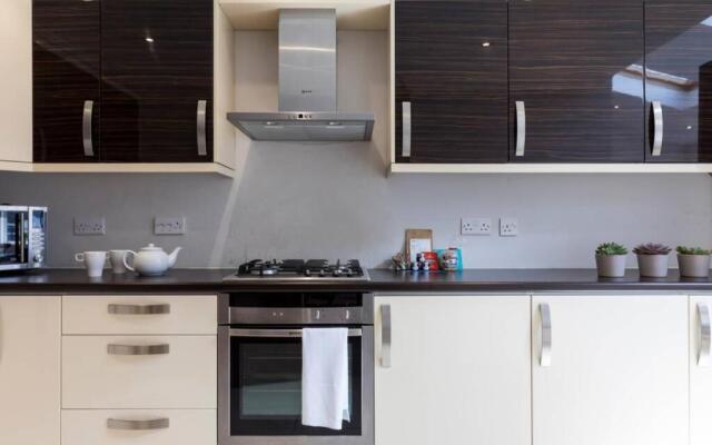 Amazing 4 Bed House wParking 2min walk to Station