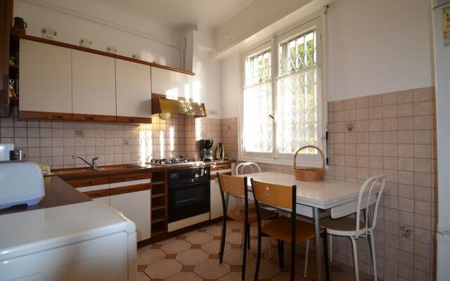 Period apartment 5 persons with Sea View and Parking in Port of Nice