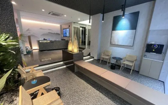 Encounter at the Corner Lodge Hotel (Shantou Chenghai Pumei Flagship Store)