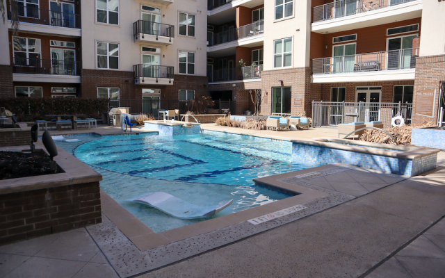 Downtown Location- Parking, Gym, Pool! Modern, Deep Cleaned Apt!