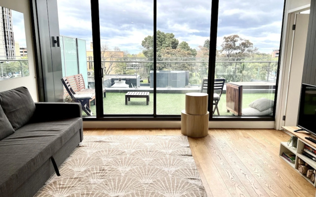 Readyset Apartment on Emerald