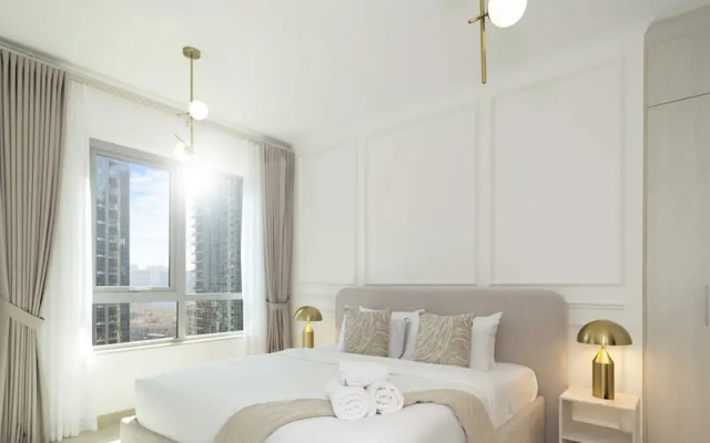 LUX  The Stunning Fountain View Suite