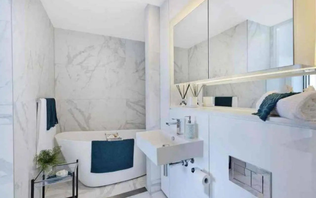 Stylish Penthouse with Views & Jacuzzi