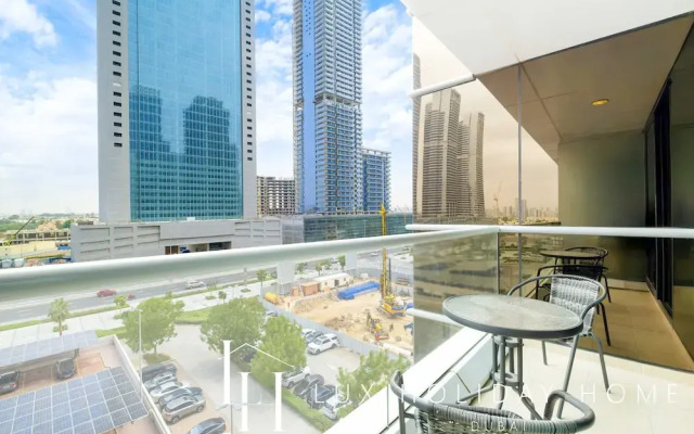 LUX The JLT Gold Crest Studio