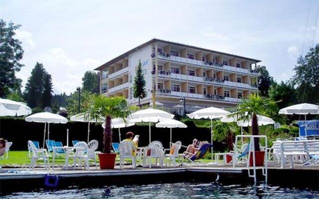Tennis & Yacht Hotel