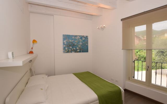 Elegant Holiday Home in Salò Near Lake Beach