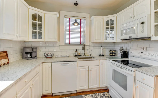 Charming Smithfield House: Walk to Downtown!