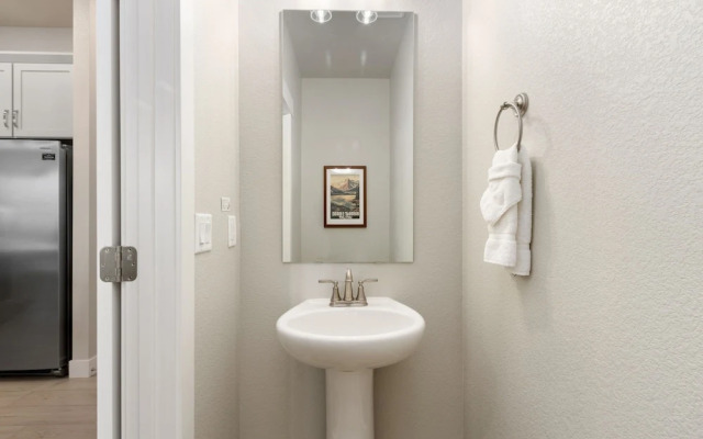 Noco Retreat - King Beds, Fireplace, Scenic Trails