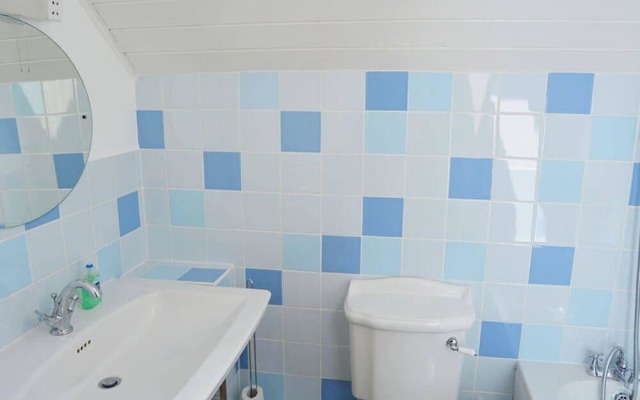 Stylish Pet-friendly Lakeside Retreat In The Cotswold Water Park