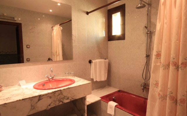 Petit Hotel Restaurante Ses Rotges - Adults Only