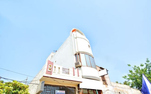 White House Continental by OYO Rooms