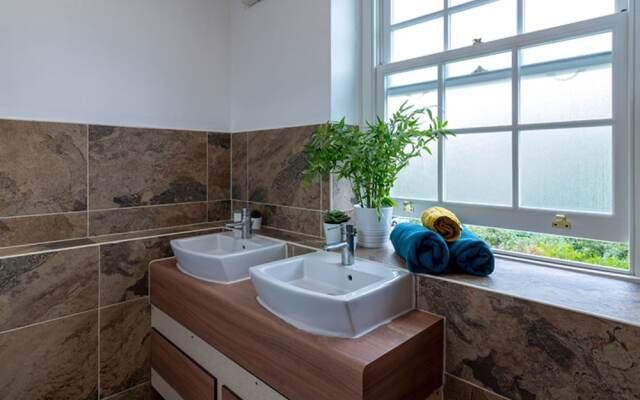 Goldsmiths House - Campus Accommodation - Caters to Women