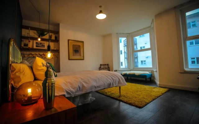 Eclectic seaside 4 bedroom artists residence