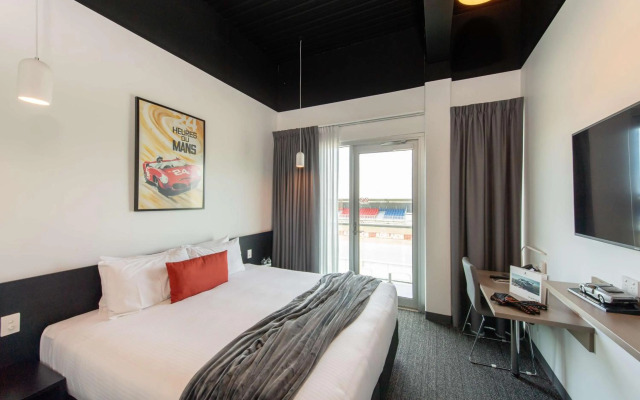 Rydges Pit Lane Hotel