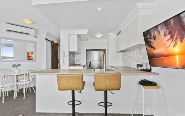 Bright 2 Bed Apartment With Ocean Views
