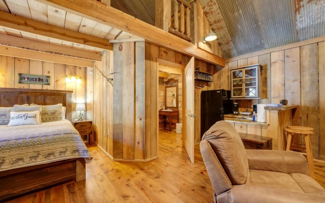 antlers Point Cabin w/ Patio & Grill in Branson