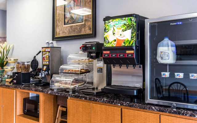 Econo Lodge Inn & Suites